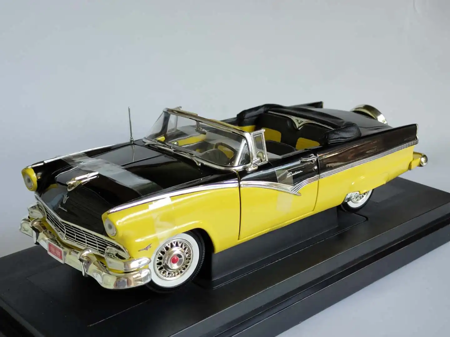 

ERTL 1:18 Fairlane 1956 Vintage Car Alloy Fully Open Simulation Limited Edition Alloy Metal Static Car Model Toy Gift