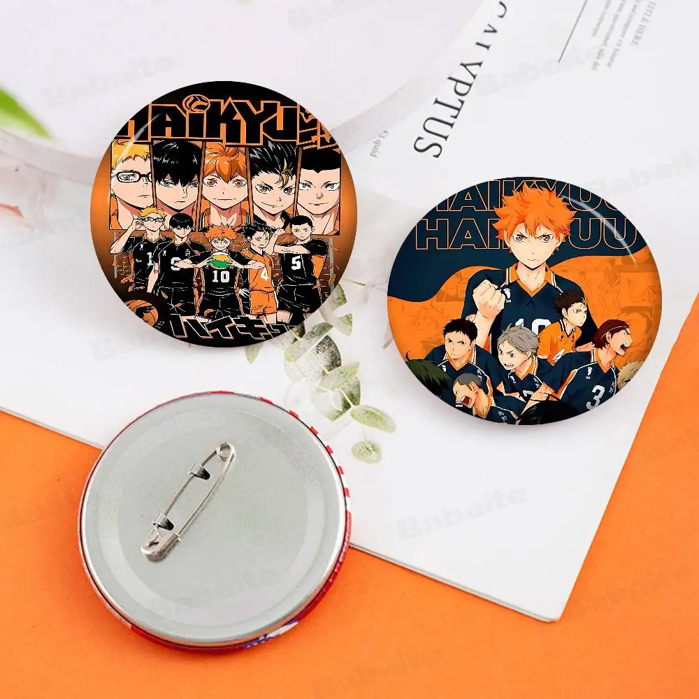 Haikyuu اليابان أنيمي الإبداعية دبابيس مضحك وجه مبتسم جولة المفاجئة في بروش شارة ظهره قبعة اكسسوارات مجوهرات هدايا