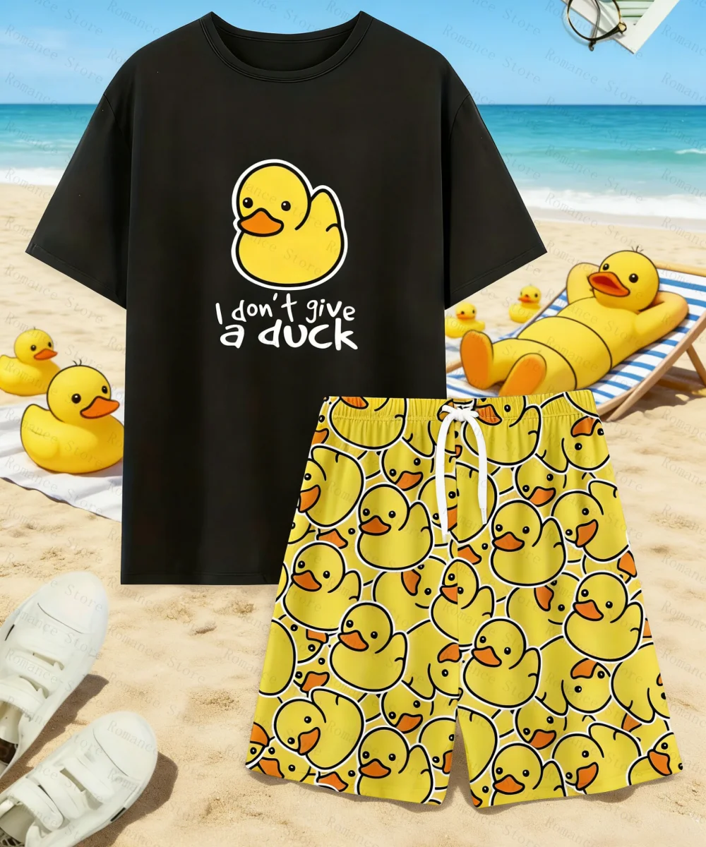 Ein Set aus lässigen Pyjamas mit Entenmuster, bestehend aus Shorts und einem T-Shirt mit Entenmuster, ideal als bequeme Sommerkleidung für zu Hause. – Detail 2