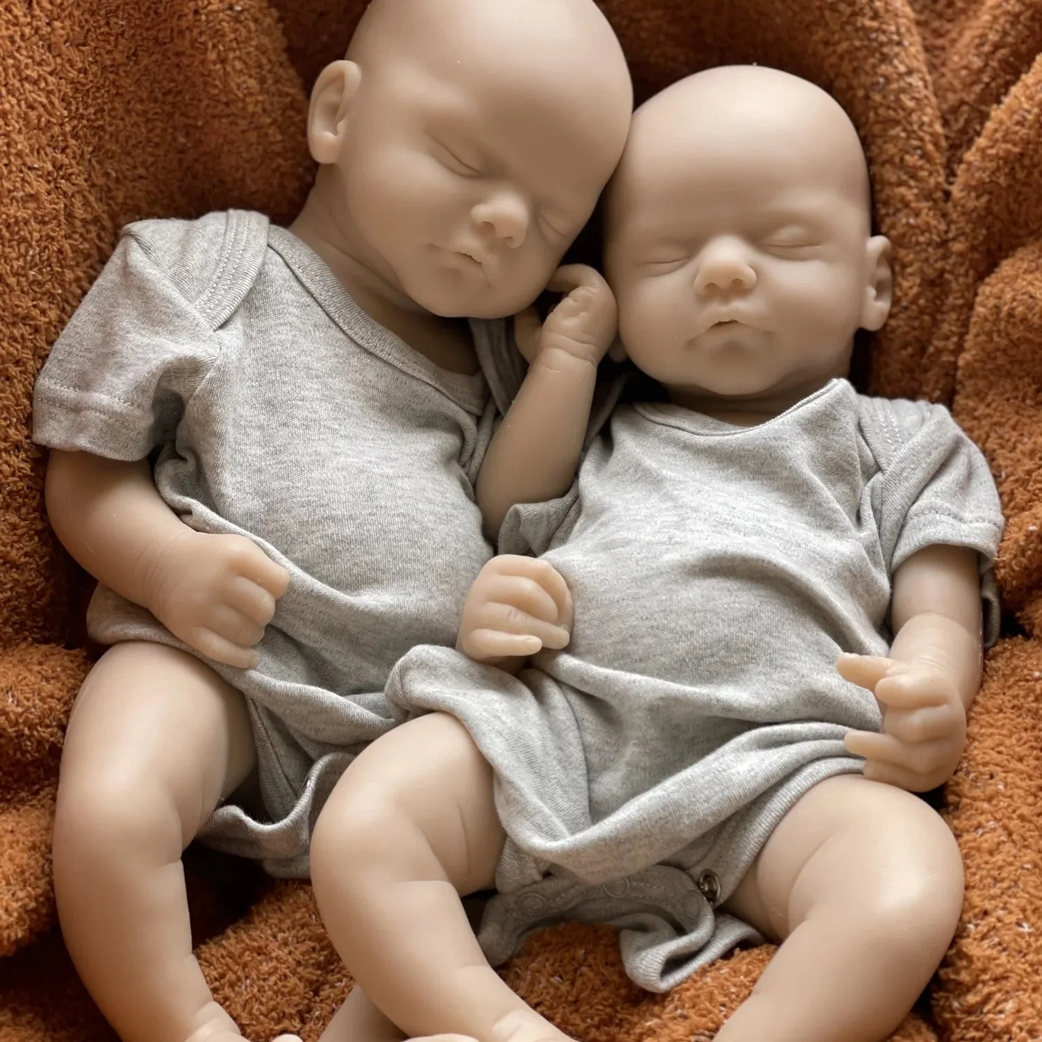 Nieuwe 18-inch siliconen herboren baby wordt geleverd in witte embryo en handgeschilderde 3D-huidstijlen, met jongens en meisjes om uit te kiezen.