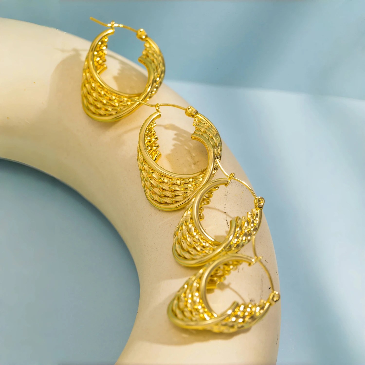 Vintage Golden Color Geometric U-shape Twisted Hoop Earrings for Women New Trendy Huggie Hoops Ear Buckle Jewelry Brincos