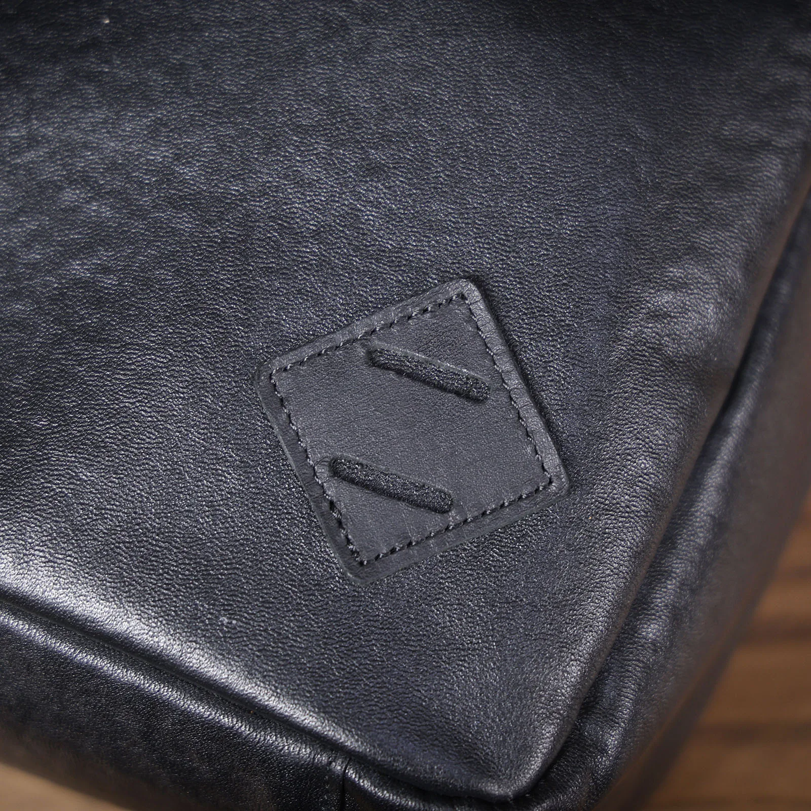 S.WORKER Vintage Herren-Umhängetasche aus Vollnarbenleder | Handgefertigter Messenger aus Used-Leder – Detail 20