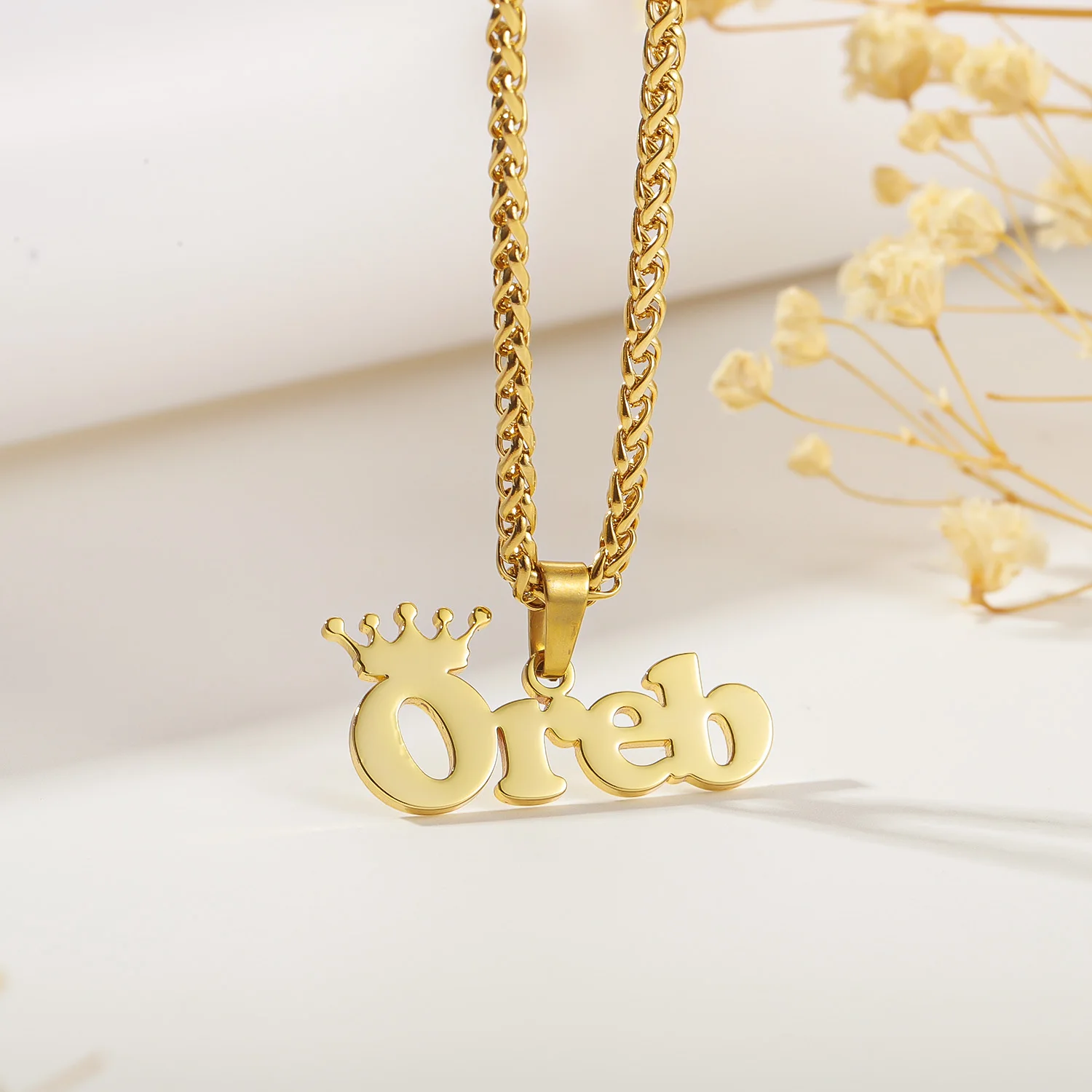 colar-personalizado-com-nome-e-coroa-sobre-iniciais-design-em-uma-peca-aco-inoxidavel-banhado-a-ouro-18k-pingente-de-letra-personalizado-joia-de-presente