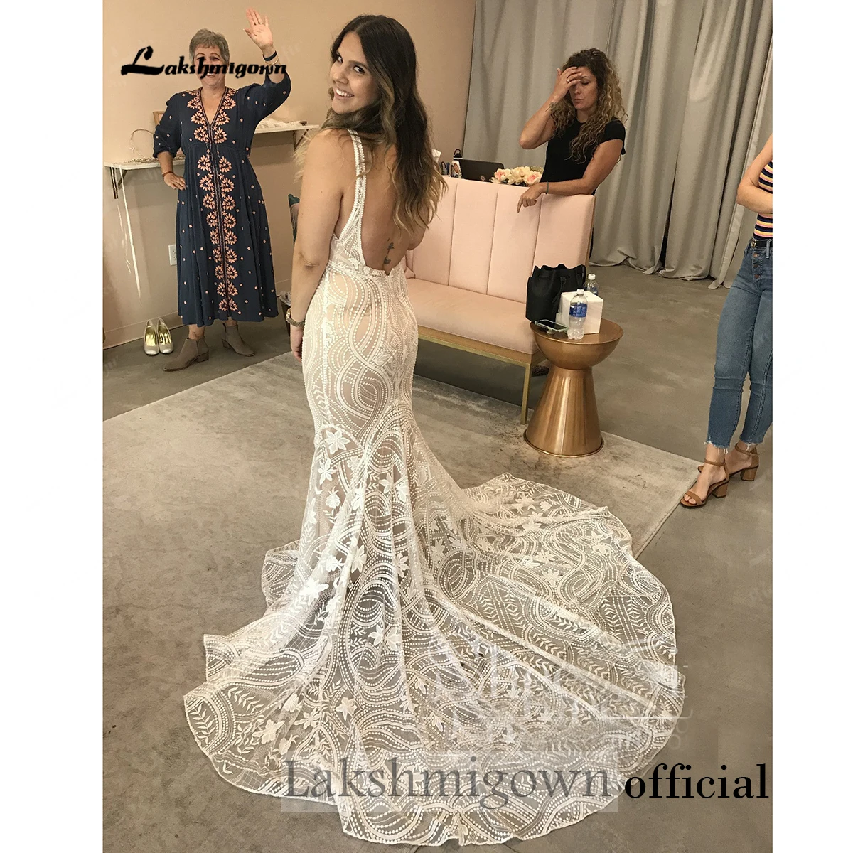 Böhmisches Meerjungfrauen-Hochzeitskleid mit tiefem V-Ausschnitt, ärmellosem Spitzen-Brautkleid, rückenfreiem, transparentem Spitzen-Hochzeitskleid für Damen, individuell anpassbar – Detail 6