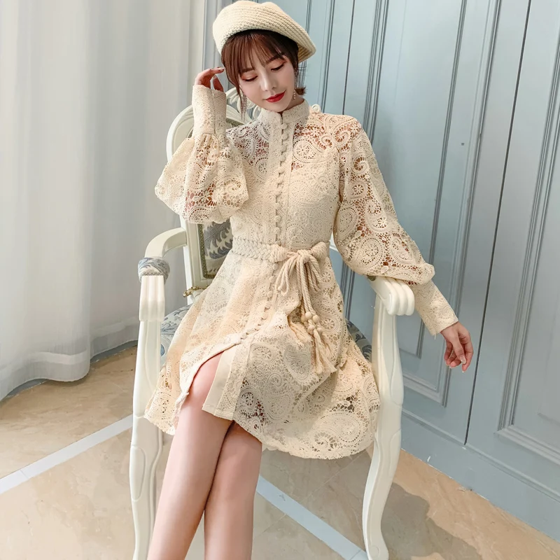 

Новая осенняя трикотажная кофта с кружевом, ажурными вставками, рукавами-фонариками, поясом, средней посадкой на талии, воротником-стойкой и одной пуговицей