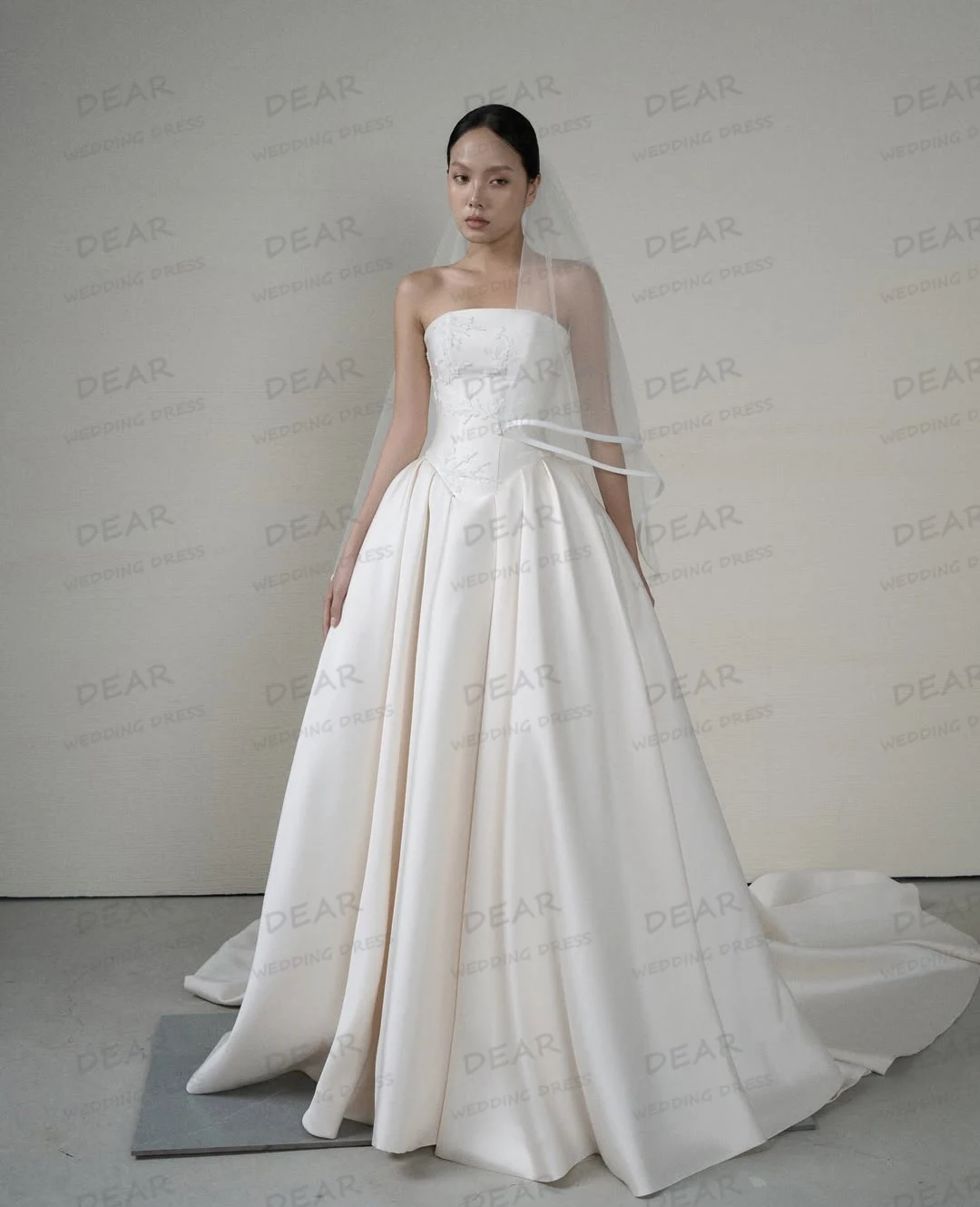 

Ruffles Sweep Train Wedding Dresses Sexy A Line Women Strapless Backless Lace-Up Bridal Gowns Satin Customized Vestidos De Novia