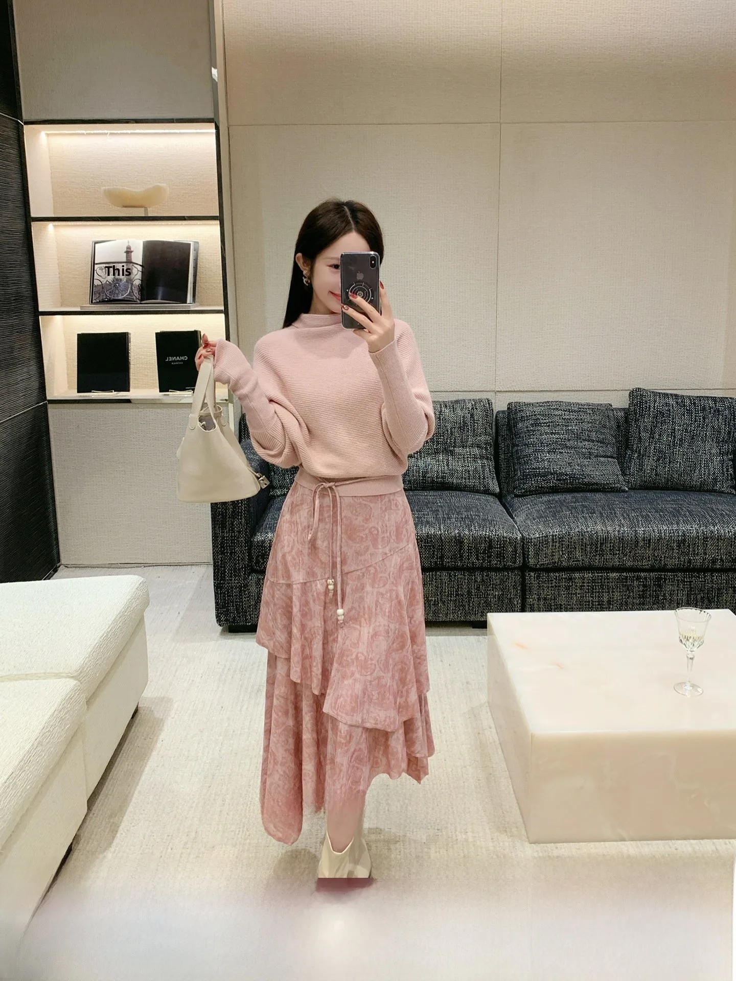 

Gentle Fragrance Half-length Skirt with Lace Trim High-waist Velvet Women's Fashion City Commute Winter 2025 Irregular Skirt