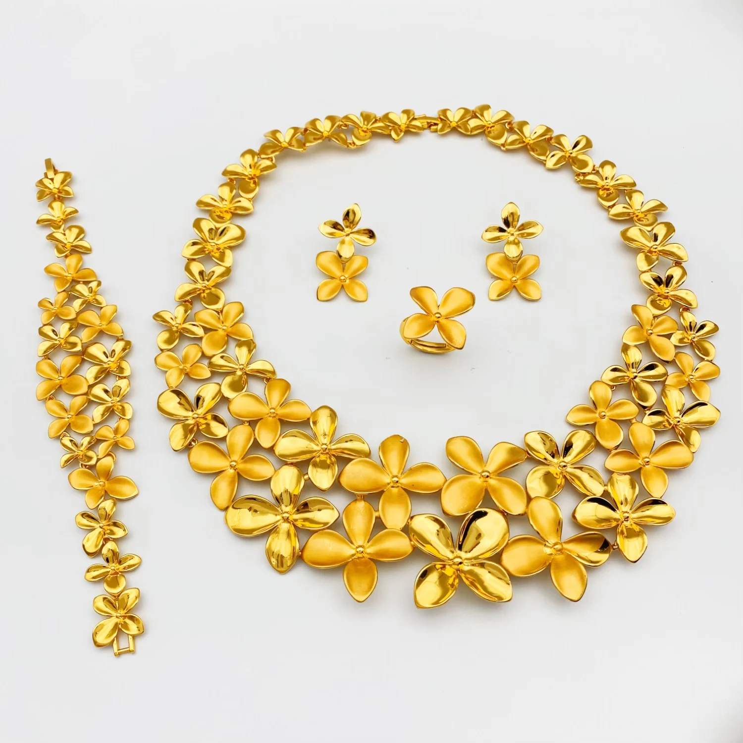 

Женский золотой комплект украшений Falair с цветочным дизайном, 4 предмета: ожерелье, браслет, серьги, кольцо. Элегантный аксессуар для вечеринок.