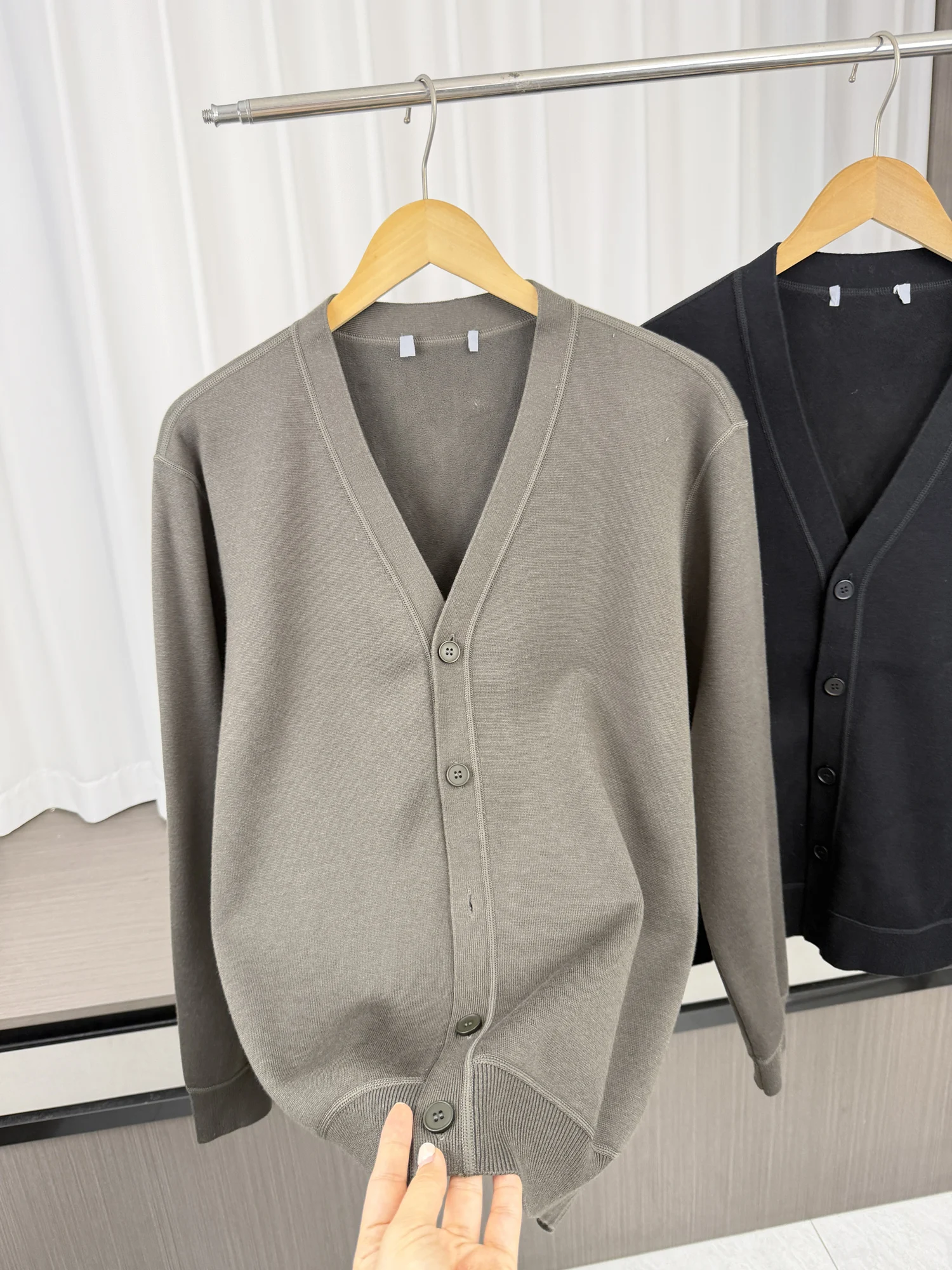 Men's Fleece Lined V-Neck Knitted Cardigan Casual Style Button up Sweater Business Casual Winter Warm Long Sleeve Shirt