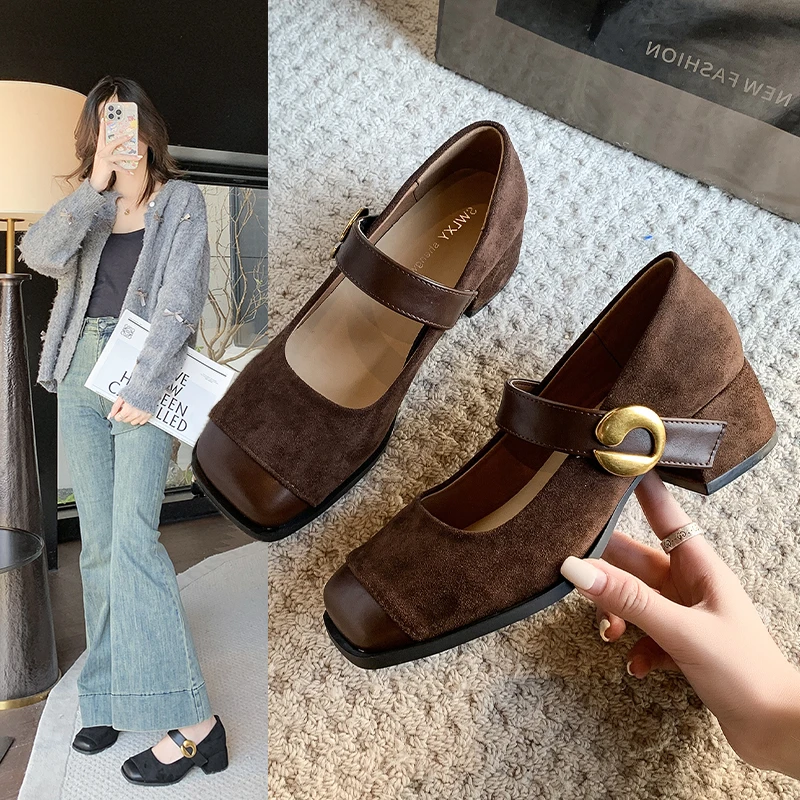 2025 جديد مريح وغير رسمي المرأة المخملية الجديدة بلازا تو جامعة نمط مضخة عادية موضة مشبك خفيف أحذية عالية الكعب