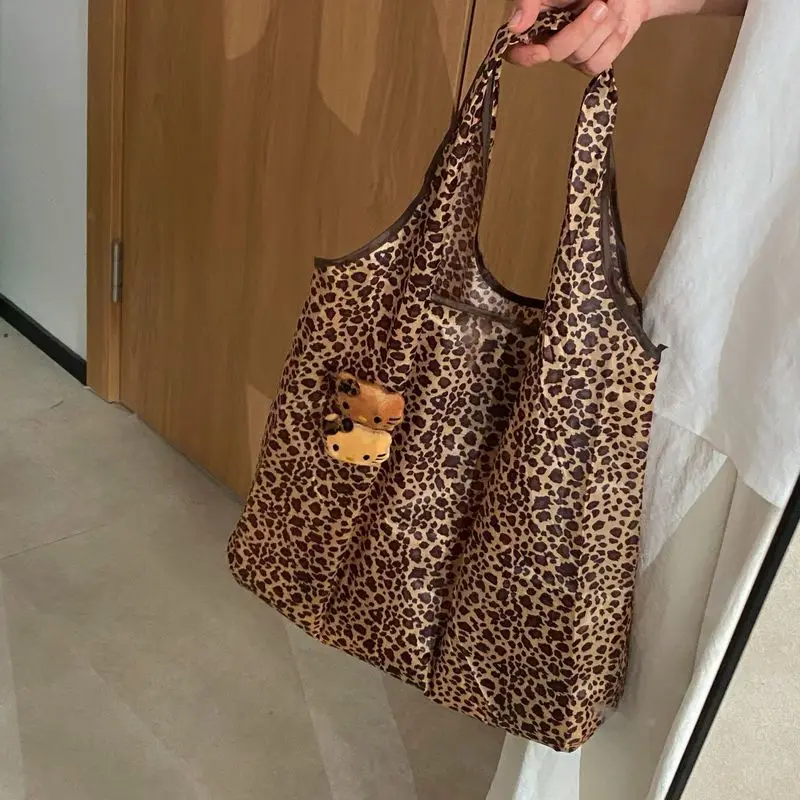 Bolsa de maquiagem de couro preto leopardo hello kitty para mulheres, grande capacidade, portátil, viagem, cuidados com a pele e cosméticos ﻿