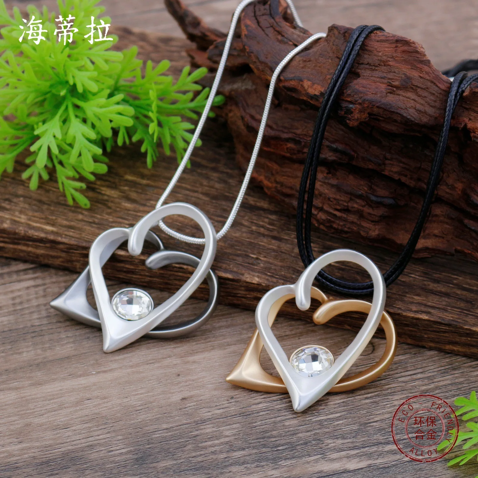 New dumb hollowed-out love long pendant, women's simple and advanced sense, diamond-encrusted geometric heart-shaped long neckla