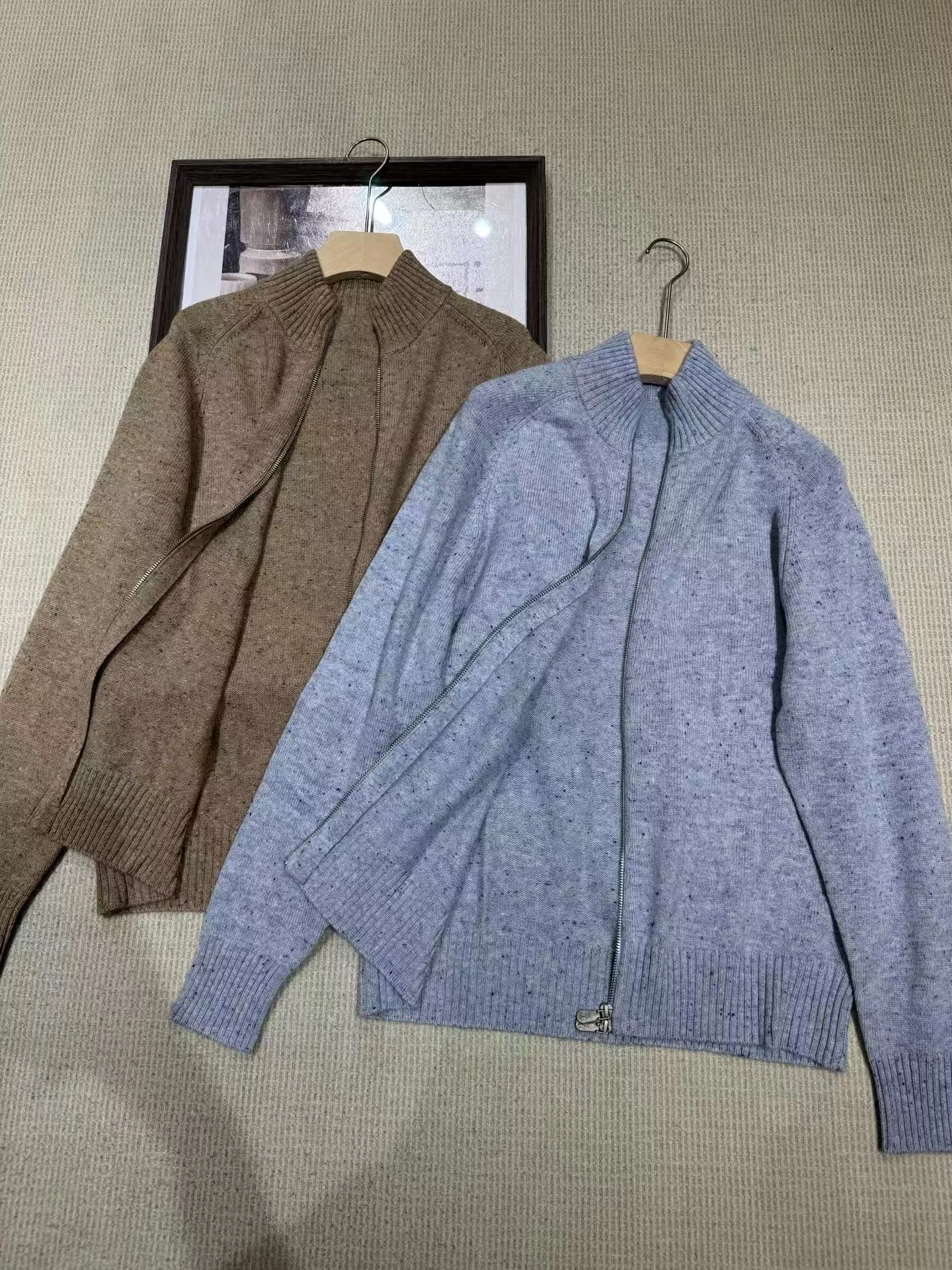 เสื้อสเวตเตอร์แคชเมียร์ผู้ชายแบบใหม่ปี 2025 คอปกตั้ง พร้อมลายดอกไม้ถักแบบคาร์ดิแกน เนื้อหนา อุ่น