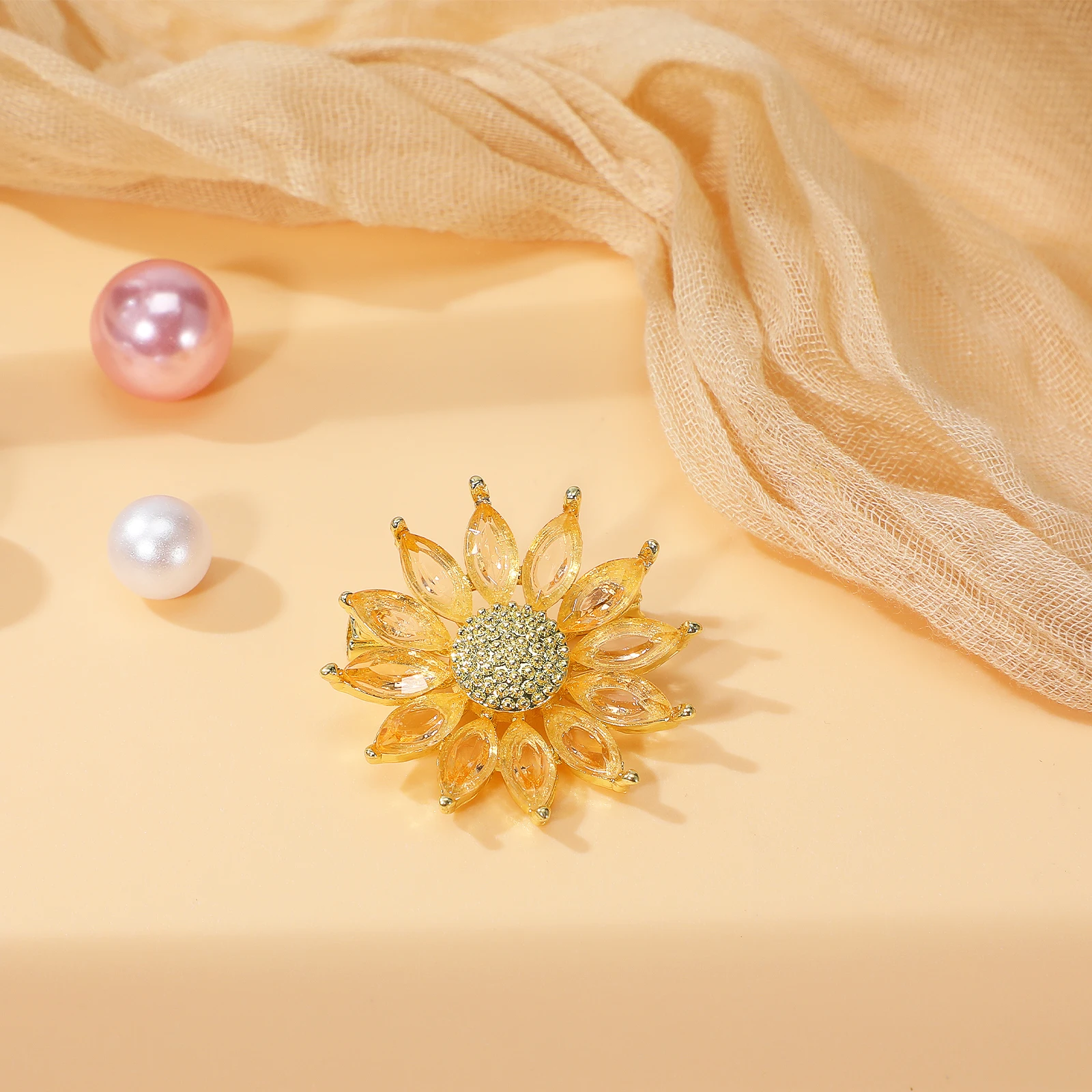 دبوس بروش على شكل زهرة كريستال للنساء مجوهرات أنيقة على شكل طية صدر السترة إكسسوار ديكور هدية عيد الحب وحفلات عيد الميلاد #1