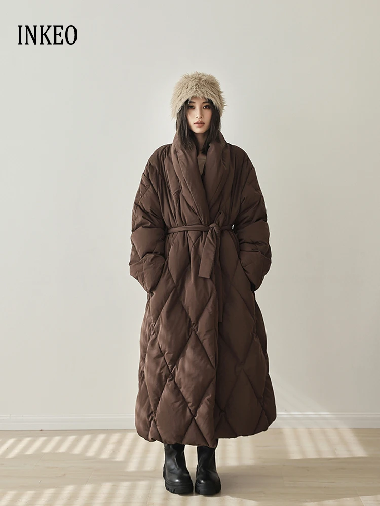 سترة فاخرة X-long للنساء لشتاء 2025 معطف منتفخ دافئ سميك مع وشاحات بلون سادة جودة عالية INKEO DJ579