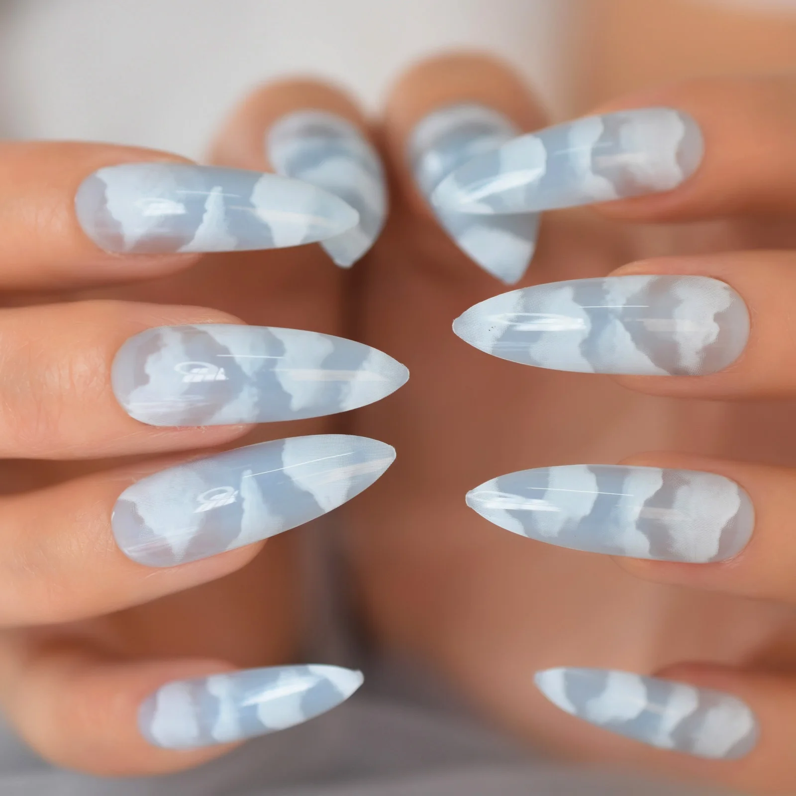 Puntige nep-nageltips met ontwerpen Lange stiletto-hemel Witte wolken Nagels Franse set manicure-nagelkunst