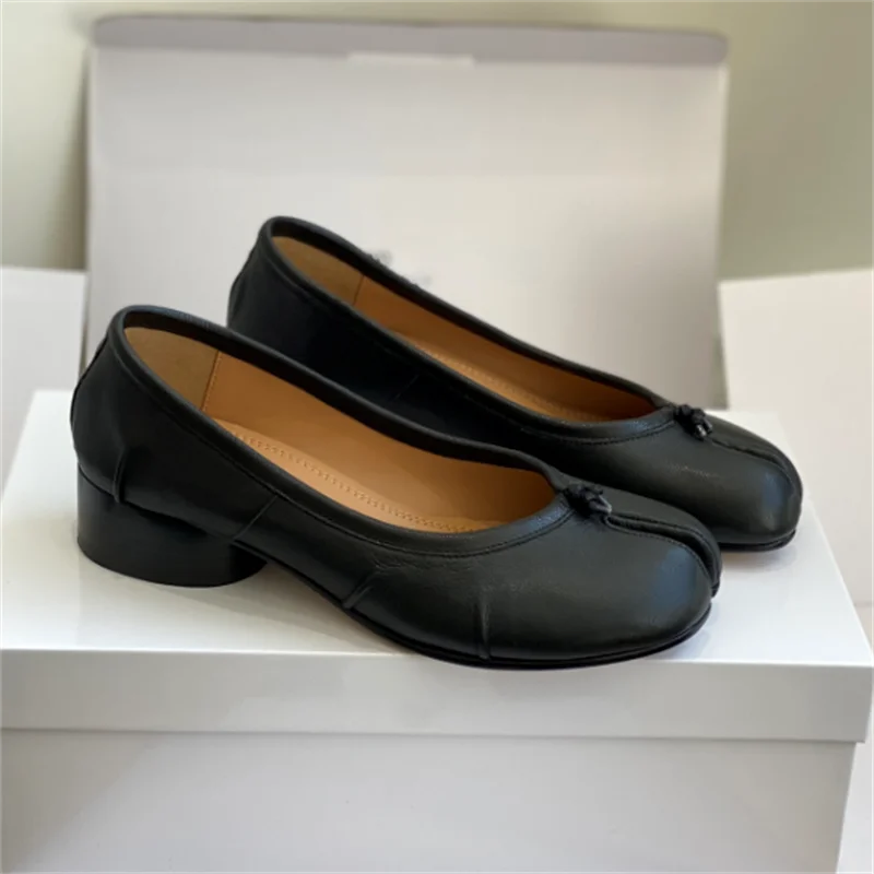 

The new flat shoes are made of soft and smooth lambskin, leather lining and leather sole, with a split-toe silhouette and a 3.5C