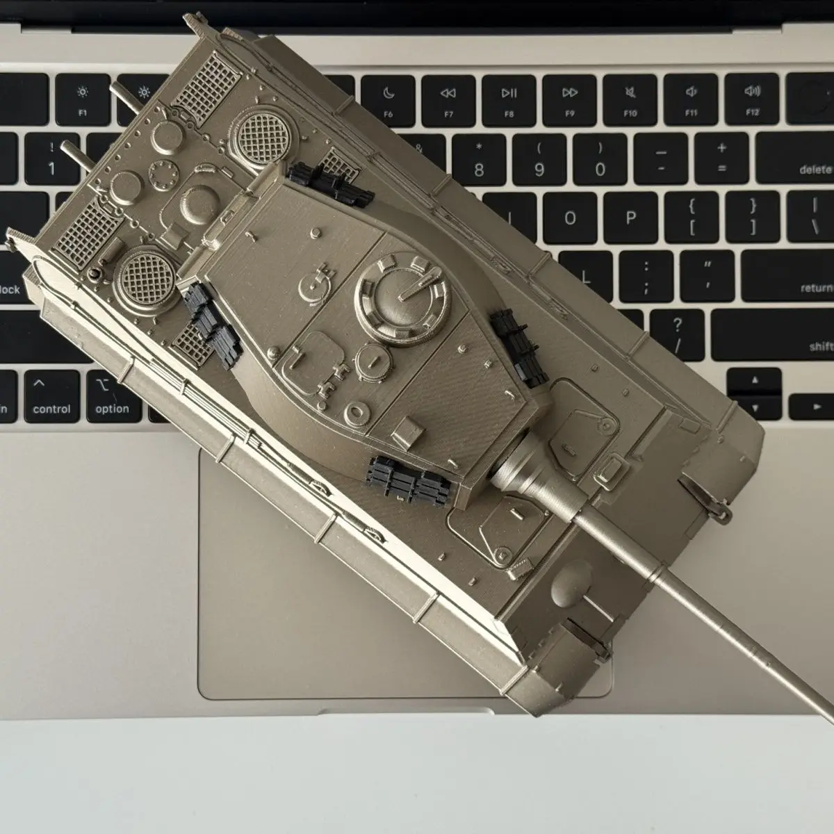 WWII High Precision King Tiger Heavy Tank Finished Model 1/35 Scale Tiger II Tank with Rotating Turret, Men's Military Fan Gift