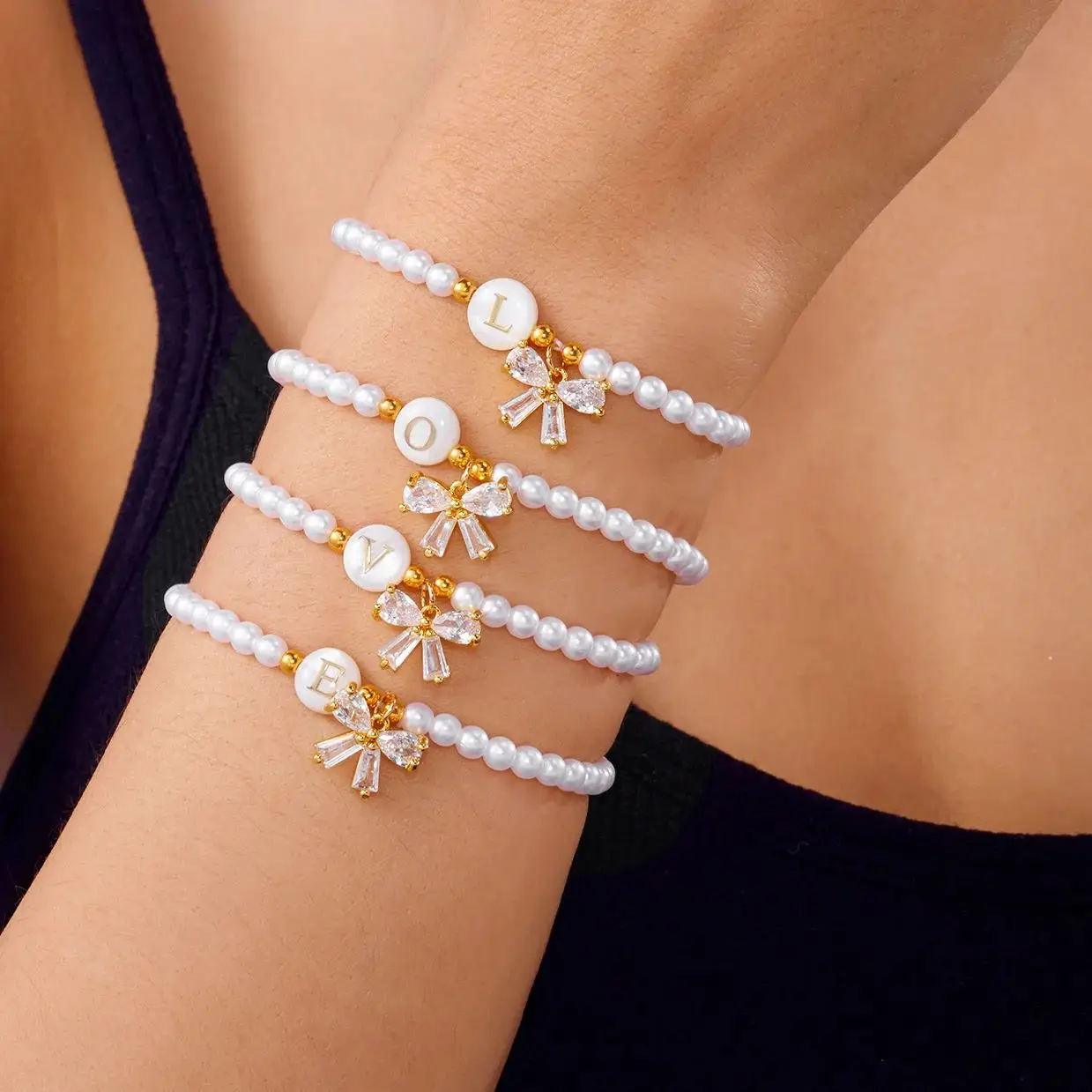 Zierliches Armband mit Imitationsperlen und 26 Buchstaben-Initialen für Damen, Luxuriöses Zirkon-Schleifenanhänger-Armband, Handgelenk-Schmuckgeschenk – Detail 1