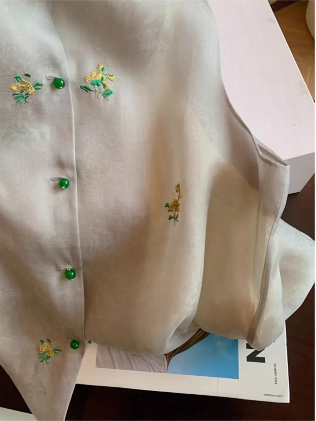 เสื้อกั๊กผู้หญิงสไตล์จีนใหม่ ปักลายหนัก แนววินเทจ ลายชาติพันธุ์  คอตั้ง  พร้อมแผ่นเสริมไหล่  สำหรับใส่ซ้อนชั้นในฤดูร้อน