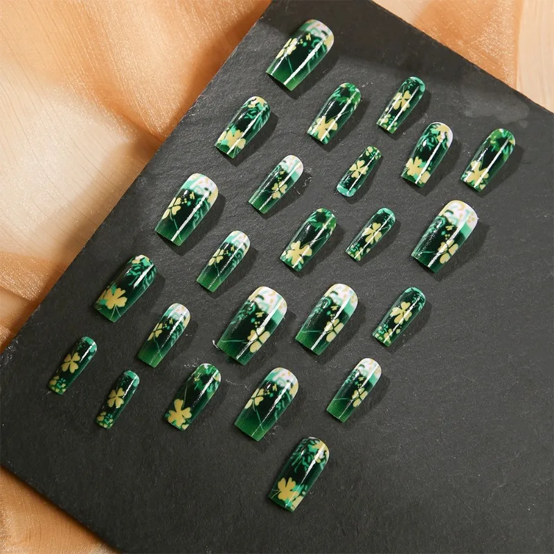24 قطعة من زينة زهرة الذهب الأخضر للأظافر الصناعية الرخيصة أظافر مربعة متوسطة الطول اضغط على الأظافر الأكريليك ذاتية الضغط على الأظافر