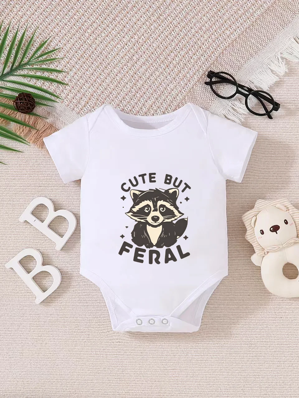 Baby short-sleeved triangle bodysuit, fun letter print, button design, easy to care for, suitable for new parents.