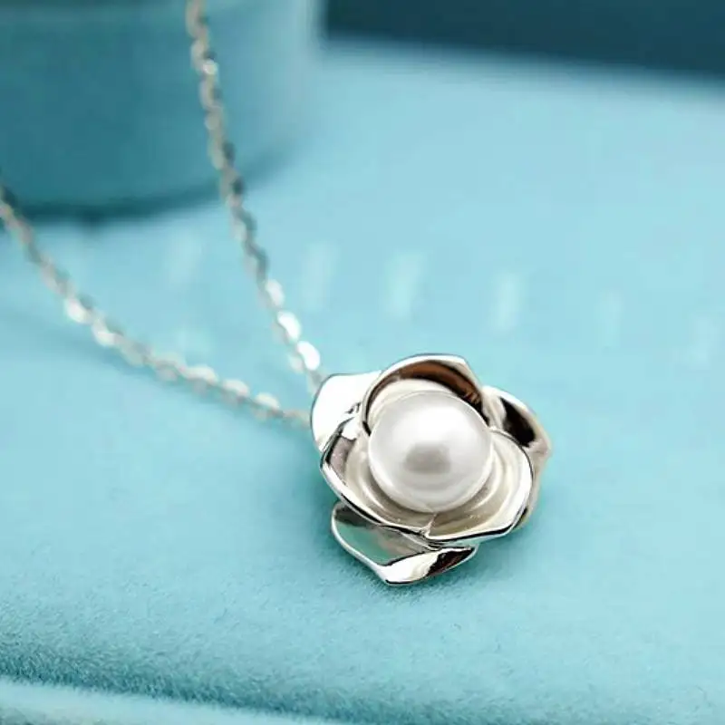 Huitan Ästhetische Imitationsperlen-Halskette für Damen mit Blumenanhänger für Jubiläen, Trendige Accessoires, Party-Chic-Schmuck, Geschenk
