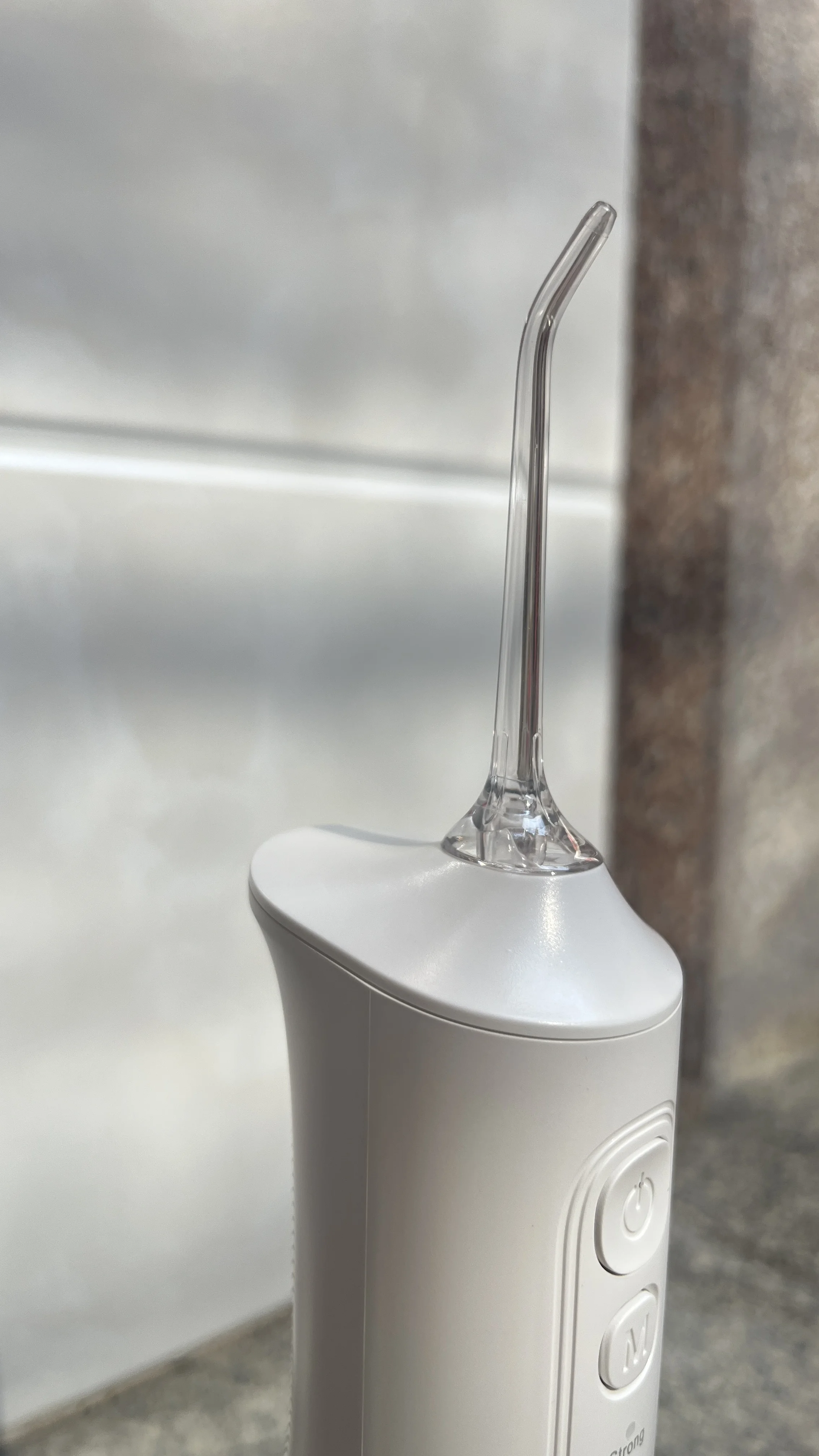 ホットセール中！携帯用充電式ウォーターフロッサー、歯の洗浄に最適。300mlタンク、4つのモード、4種類の交換可能なノズル付き。