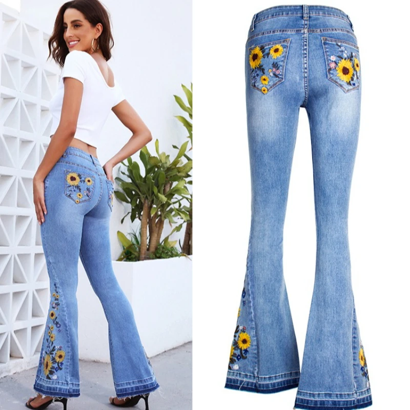 Damen-Denim-Schlaghose mit leichter Waschung, niedliche Sonnenblumen-Stickerei, Distressed-Rips, hohe Taille, schmale Passform, trendige Freizeitjeans