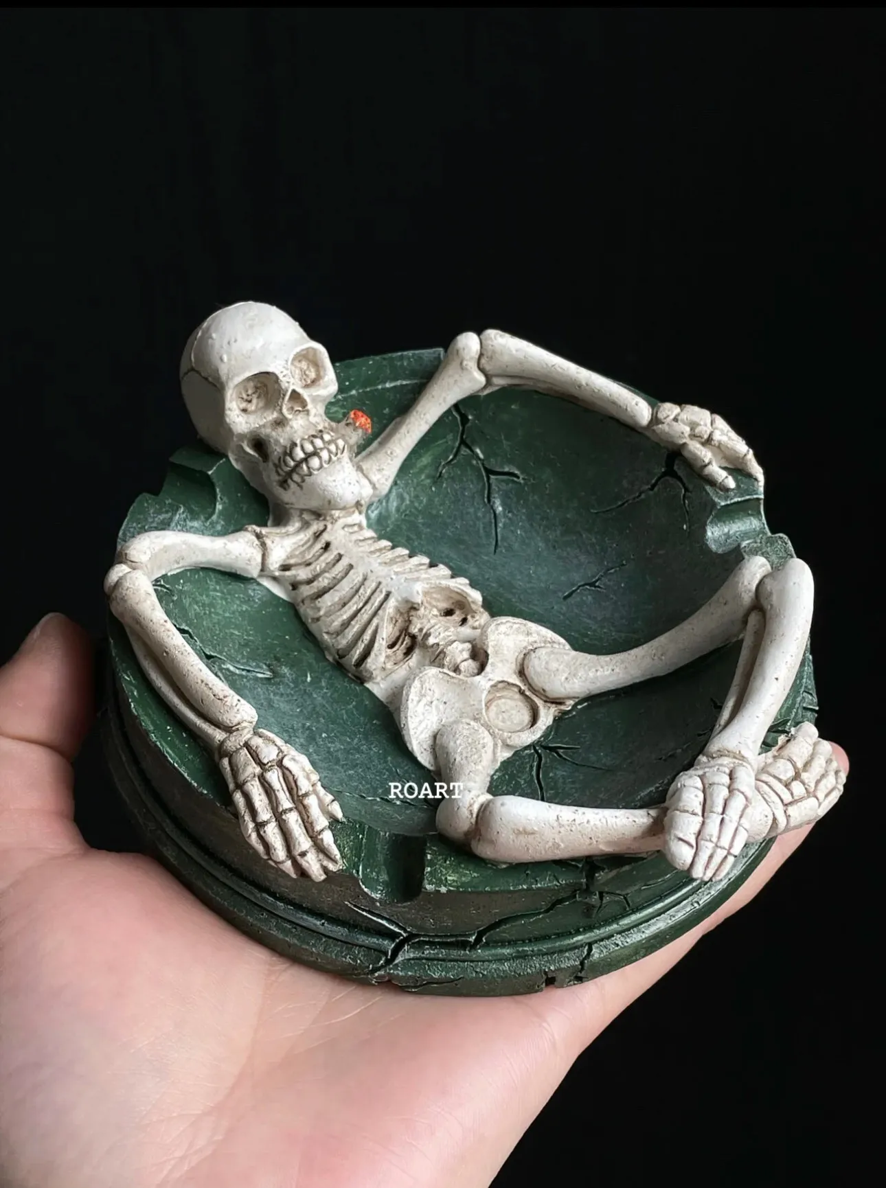 Gothic Skull Floral Resin Ashtray, Skeleton Ornament Tabletop Storage Tray, Unique Christmas Gift for Home Bar Decor