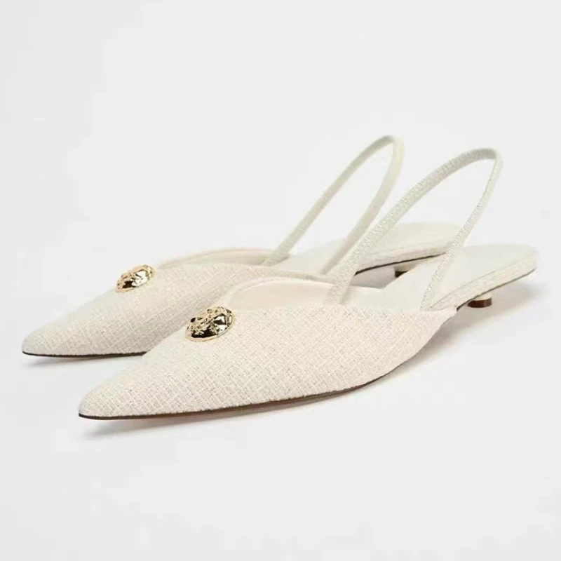 Luxus Designer Kitten Heel Frauen Pumpen Metall Dekoration Elegante Rückenfreie Kleid Schuhe Damen Sexy Spitz Zurück Strap Sandalen