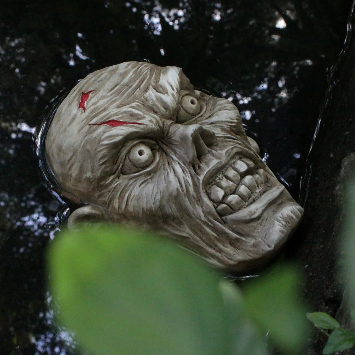 

‌Realistic Floating Zombie Head - Spooky Garden Decor