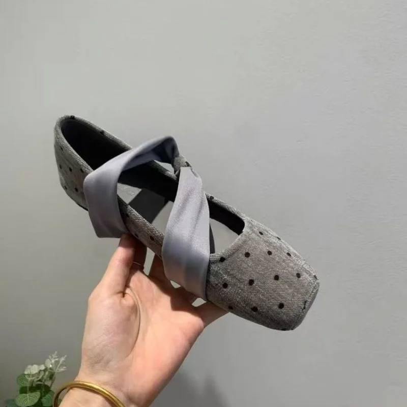 2026 New Retro French Style Flat Shoes Women's Low Heel Slip-On Dots Pattern High-End Feeling Modern Minimalist Style Mary Janes - view 4