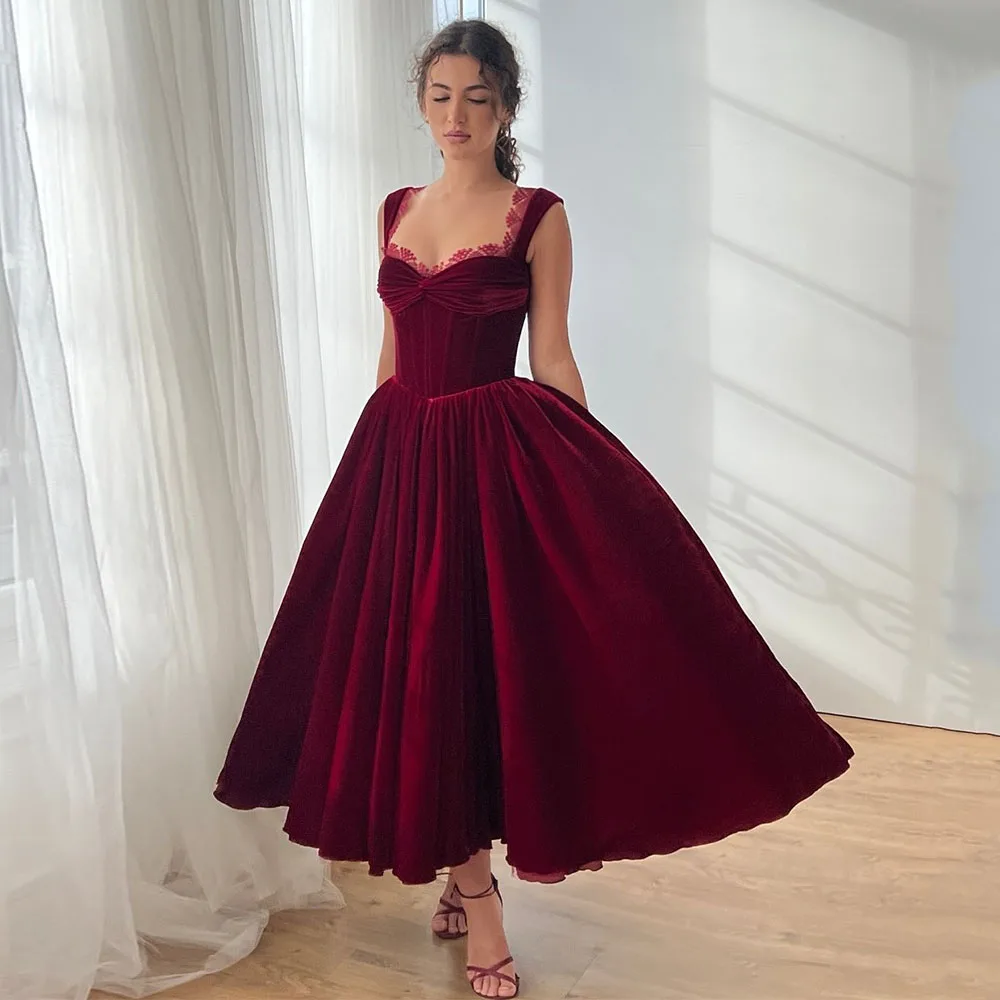 Abito da cocktail midi Una linea di pizzo di velluto increspato Sweetheart Lunghezza tè Abito da cocktail Fucsia Corsetto senza maniche Abiti da ballo da donna