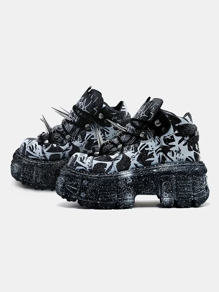 2025 Retro Heavy Metal Platform da uomo e da donna Graffiti Punk Muffin Rivetti Scarpe da papà con altezza crescente