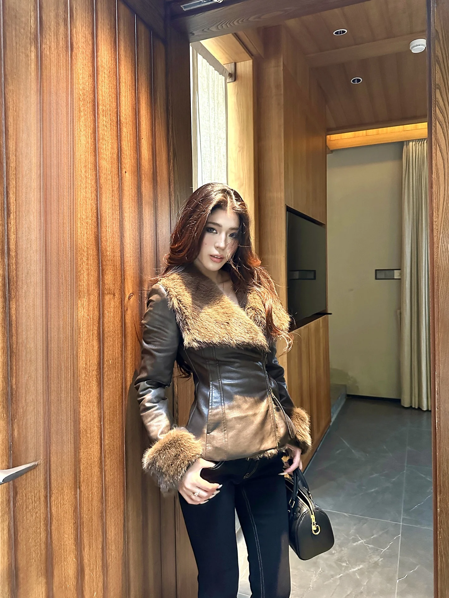 LLE Feminino Thiened PU Couro Jaet Orened Cintura Design Orened Fluffy Outerwear Outono Inverno Commute Sle