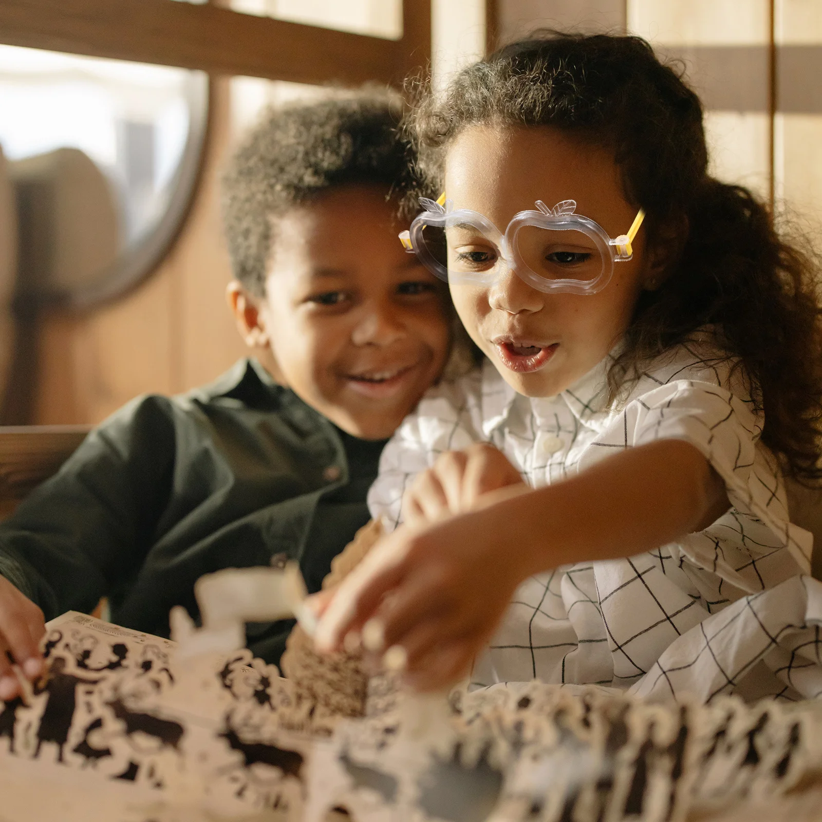 

10Pcs Portable Apple Shape Glowing Glasses Durable Lightweight Christmas Party Favors Halloween Fluorescent Eyewear