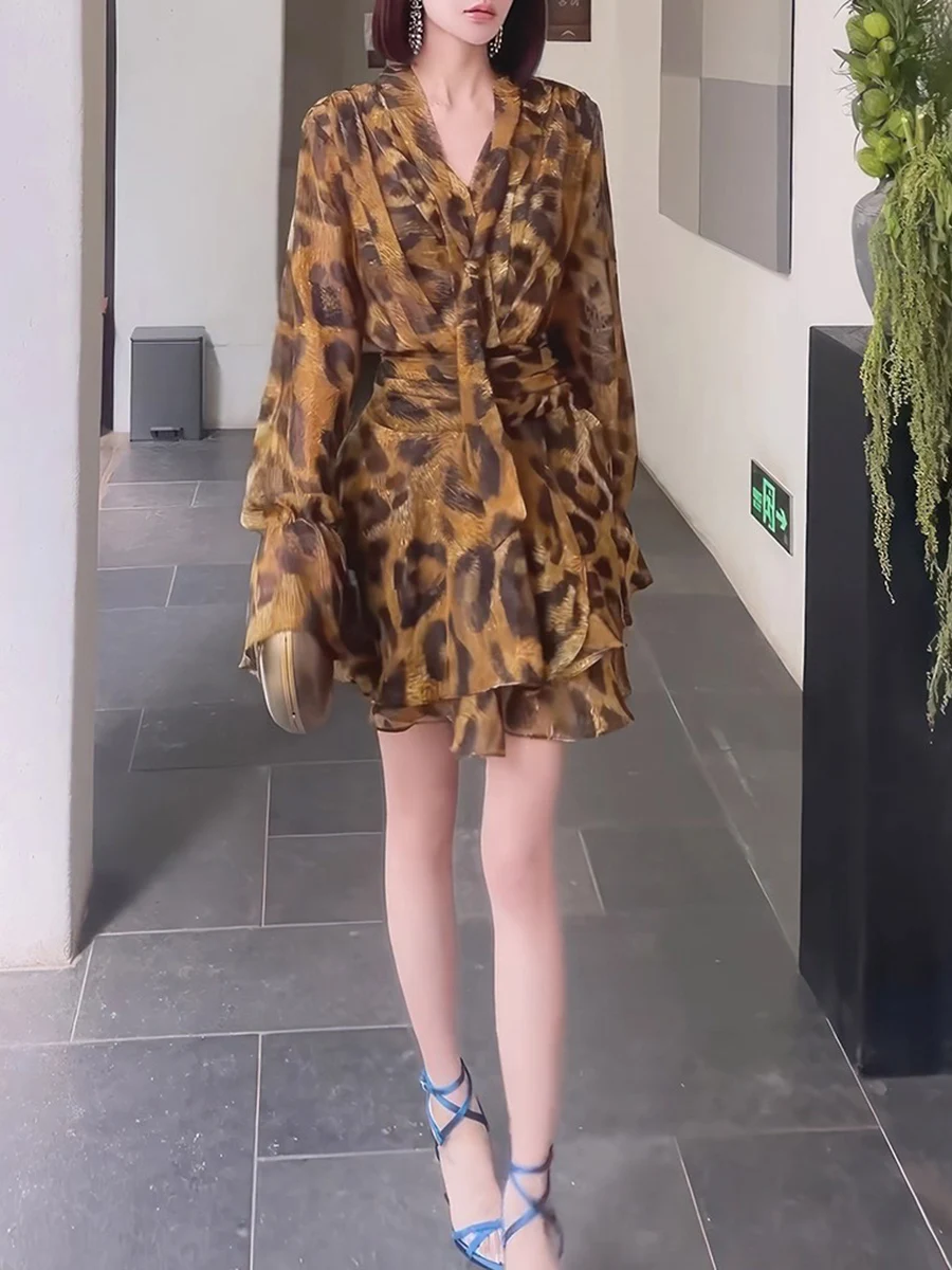 TWOTWINSTYLE ليوبارد تقسم الكشكشة طيات فساتين الموضة للنساء الخامس الرقبة طويلة الأكمام تونك المرقعة الدانتيل يصل فستان الإناث