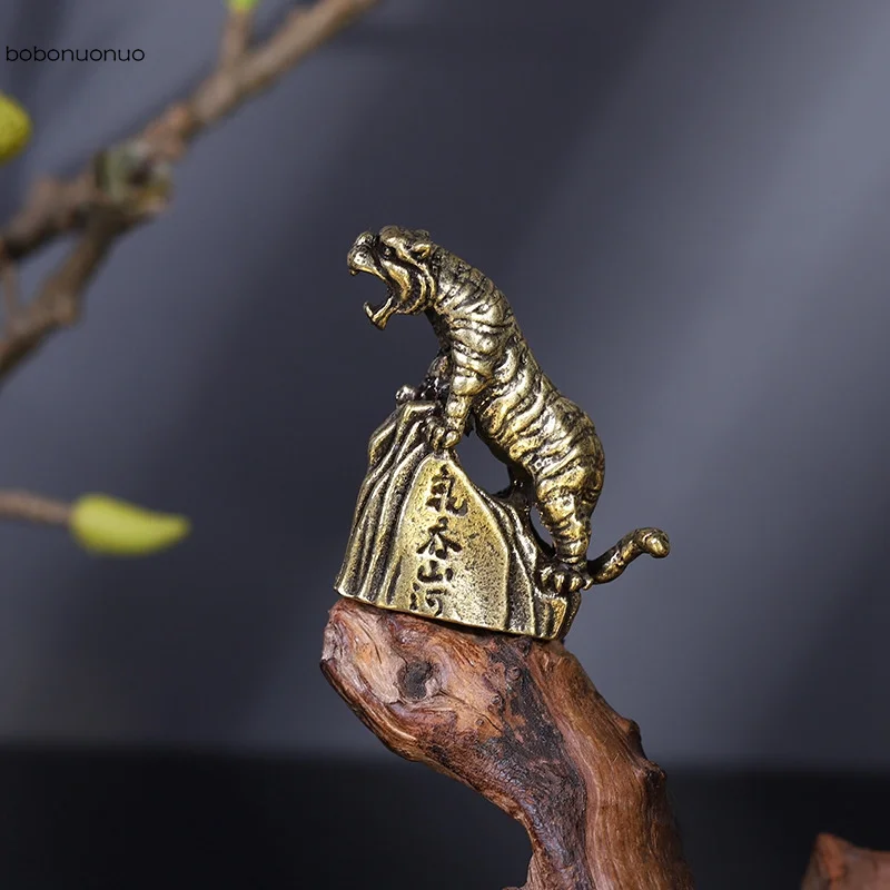 Antique Bronze Tiger Climbing Mountain Statue Zodiac Animal Desktop Ornament Pure Copper Miniature Figurines Tea Pet Home Decors