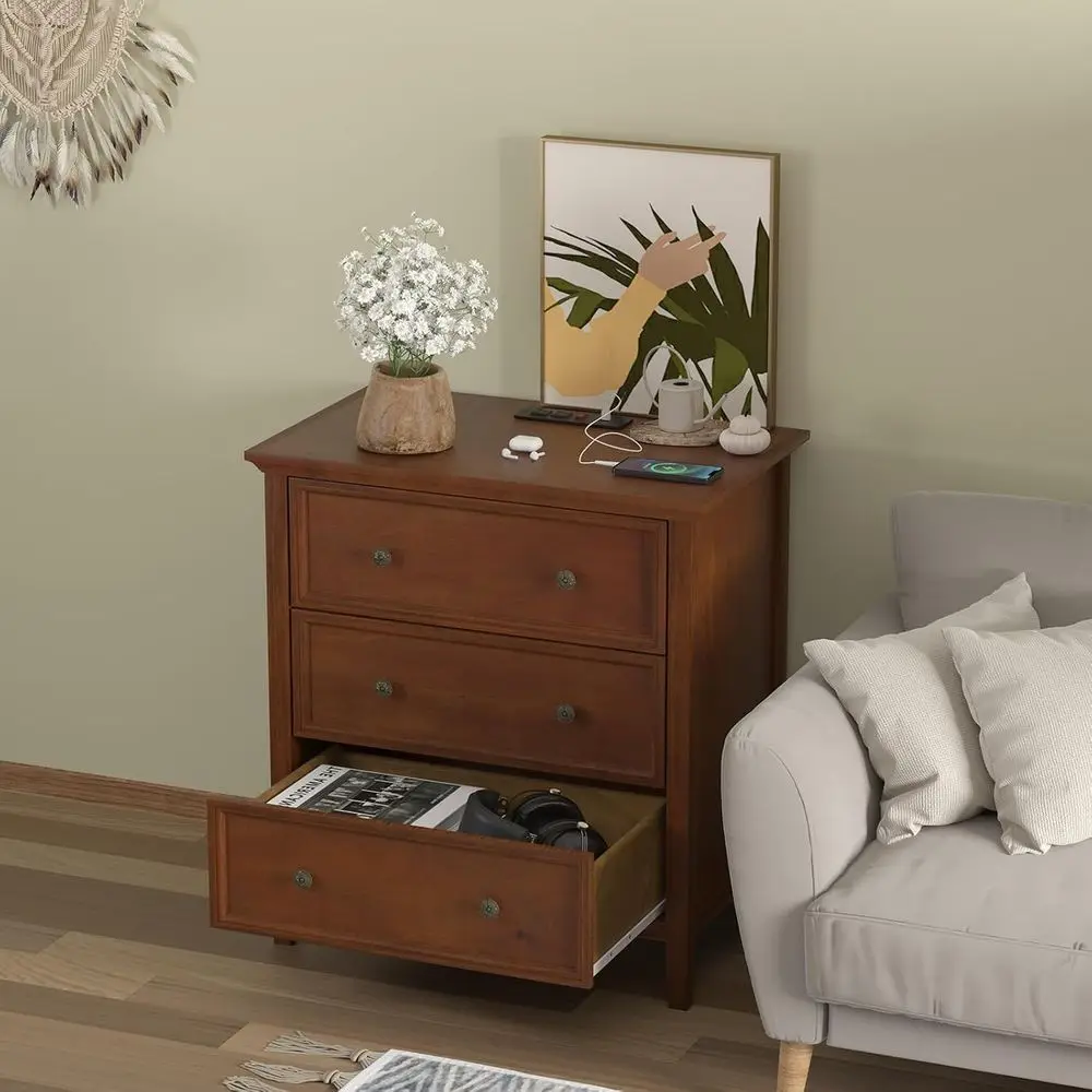 Mesa de cabeceira de madeira maciça Caramel com 3 gavetas e tomada de energia, armário alto para quarto: 16,8D x 27,6L x 26,8H