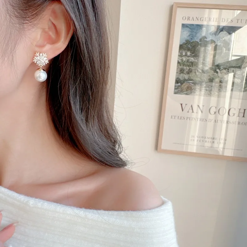 s925 Silver Needle fashionable Earrings with a niche design sense, new snowflake pearl earrings