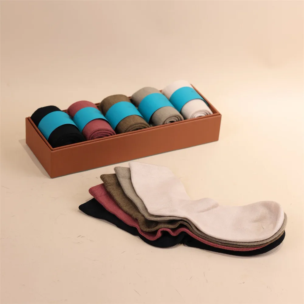 

Autumn And Winter Women's Cashmere Knitted Soft, Sweat Absorbing, Warm, And Odor Proof Mid Tube Women's Socks