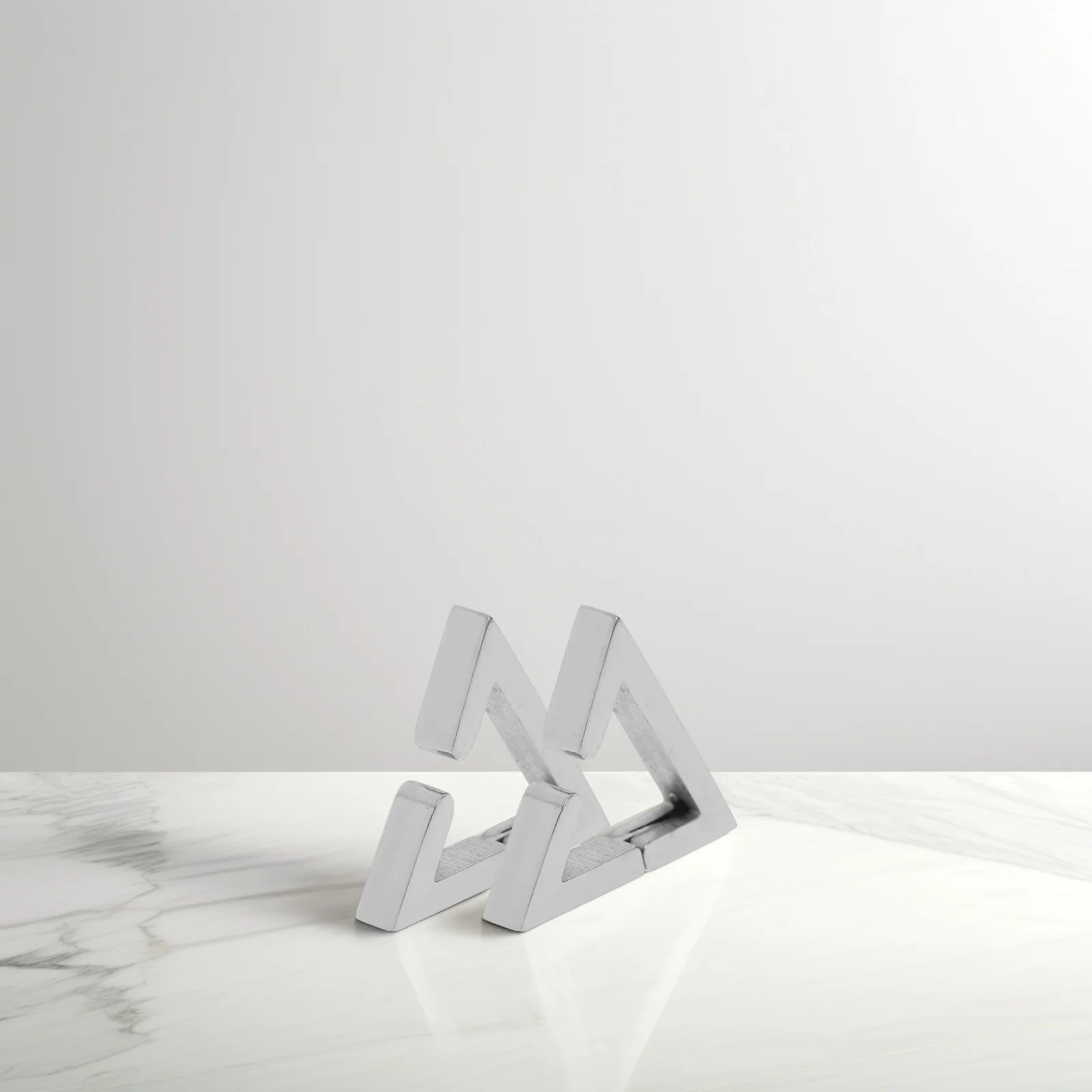 ثلاثية الأبعاد مثلث التيتانيوم الصلب أقراط النساء هندسية الأذن الكفة خفيفة الوزن فريدة من نوعها وأقراط العصرية الحد الأدنى مجوهرات الأزياء