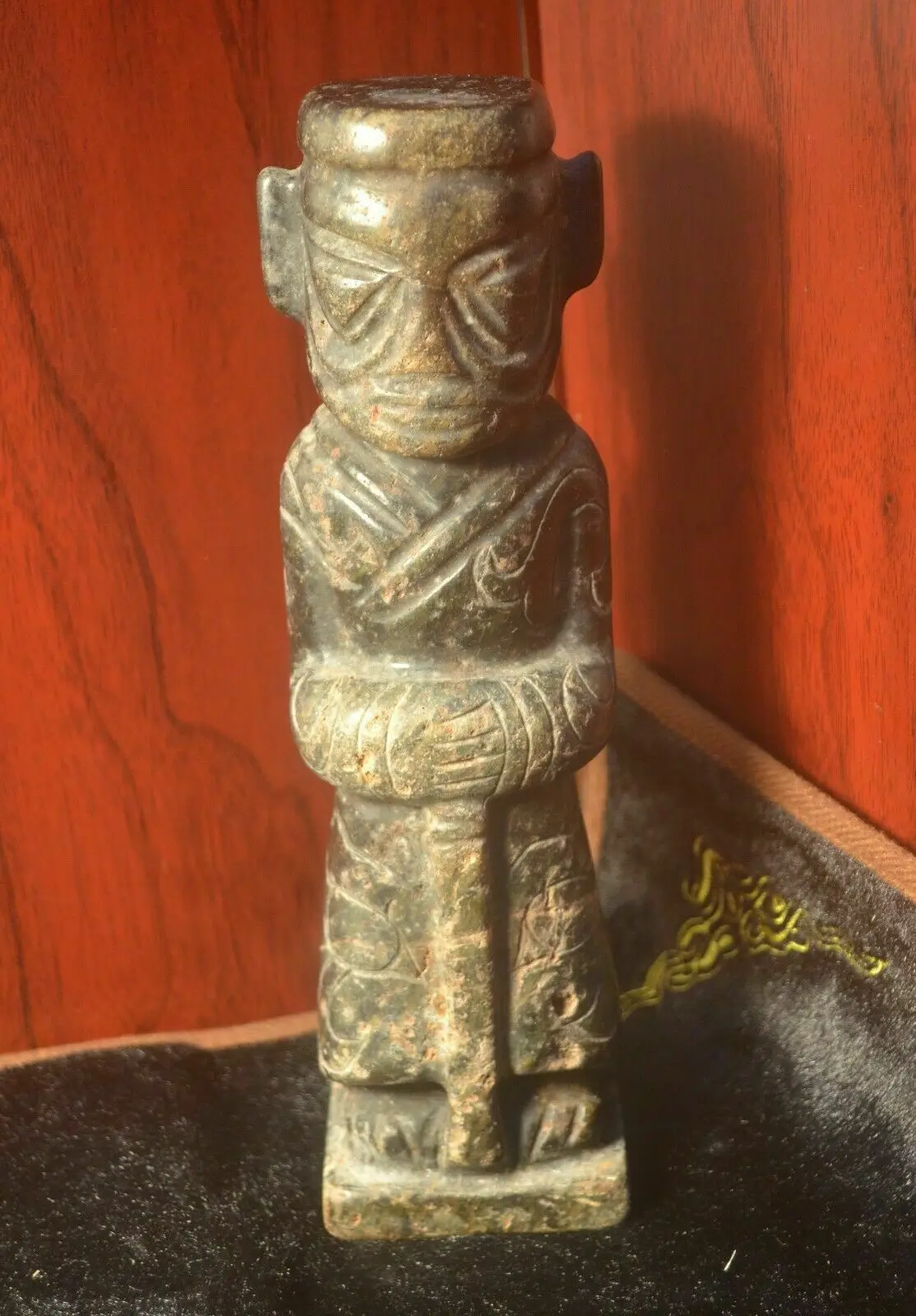 

Neolithic Sanxingdui Culture Jade Human Holding Tool Statue Totem Carving frzzy Timestown 20201128A