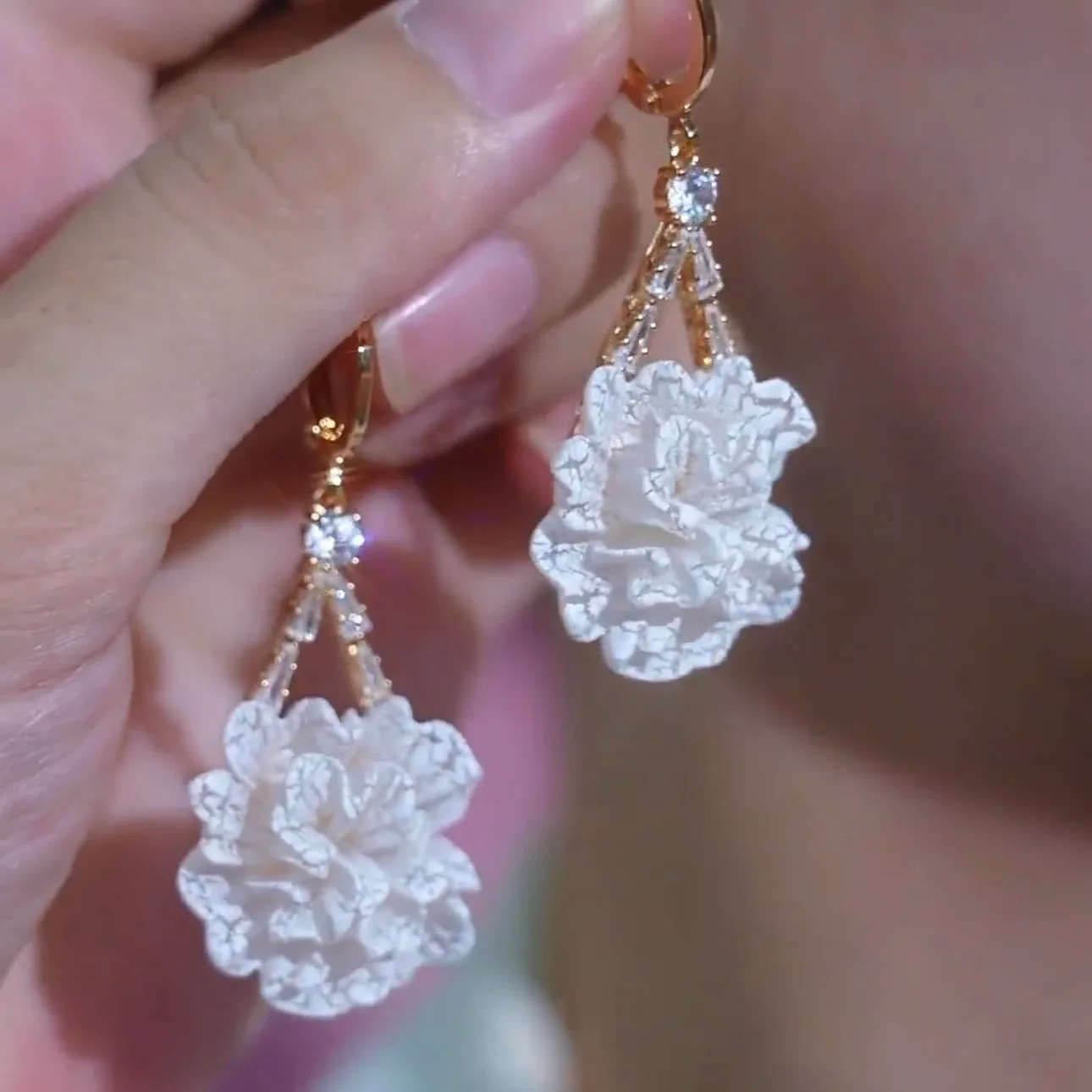 New model Elegance Luxury with a touch of elegance  Subtle design sense Sweet white Flower Stainless steel Eardrop