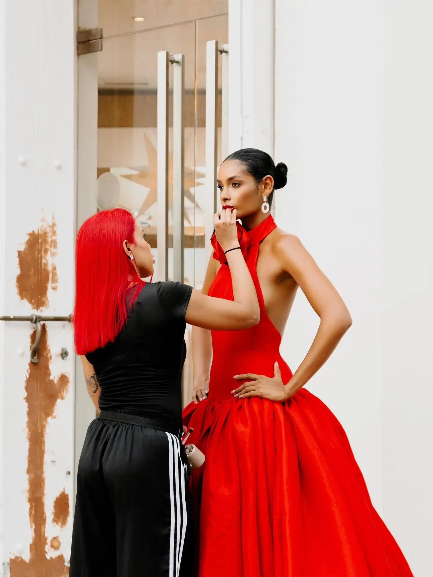 Czerwona suknia balowa typu halter z falbaną przy dekolcie i wysokim rozcięciem z tyłu, jaskrawo czerwona satynowa suknia wieczorowa z rzeźbistym dekoltem z falbanami, oversize.