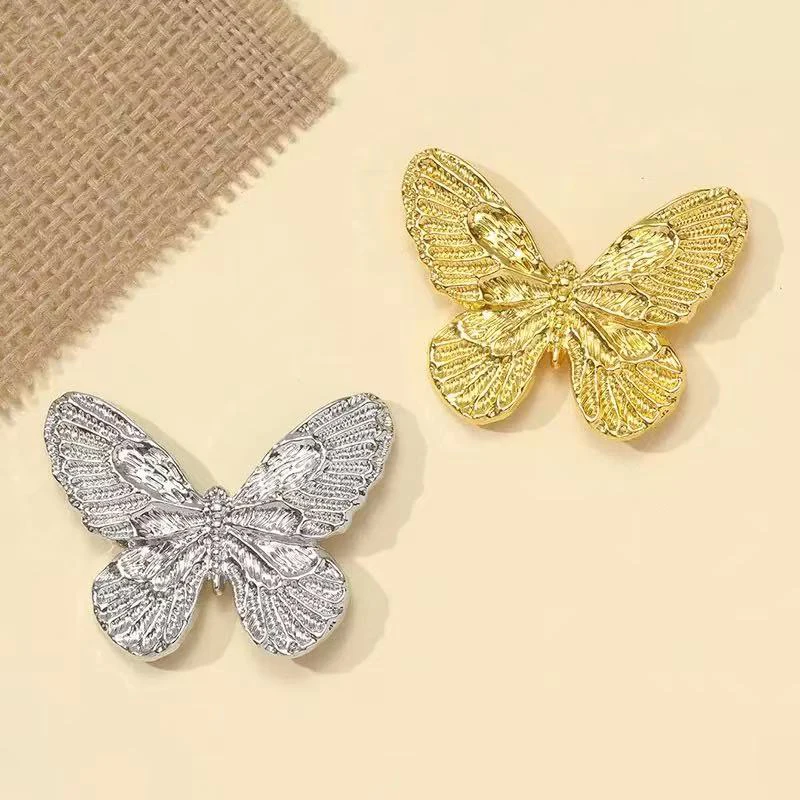 

Простая, но изысканная декоративная брошь из фиксированного металла из цинкового сплава серии Butterfly, инкрустированная бриллиантами