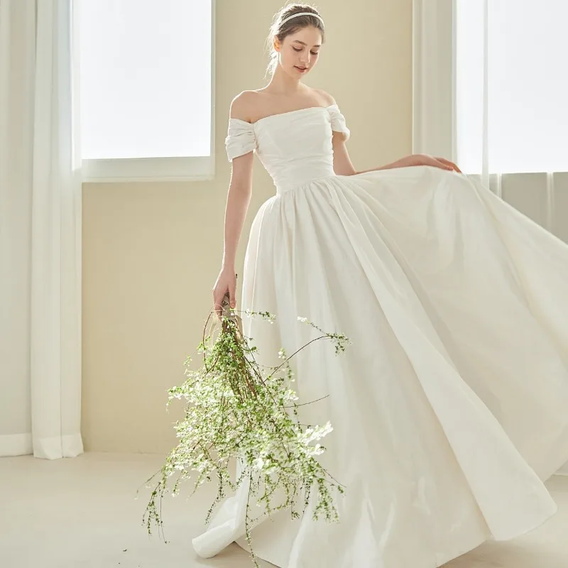 

Light Temperament Wedding Dress, Retro One Shoulder Simple Engagement Dress, Travel Photoshoot, Petite Bride Going Out Together