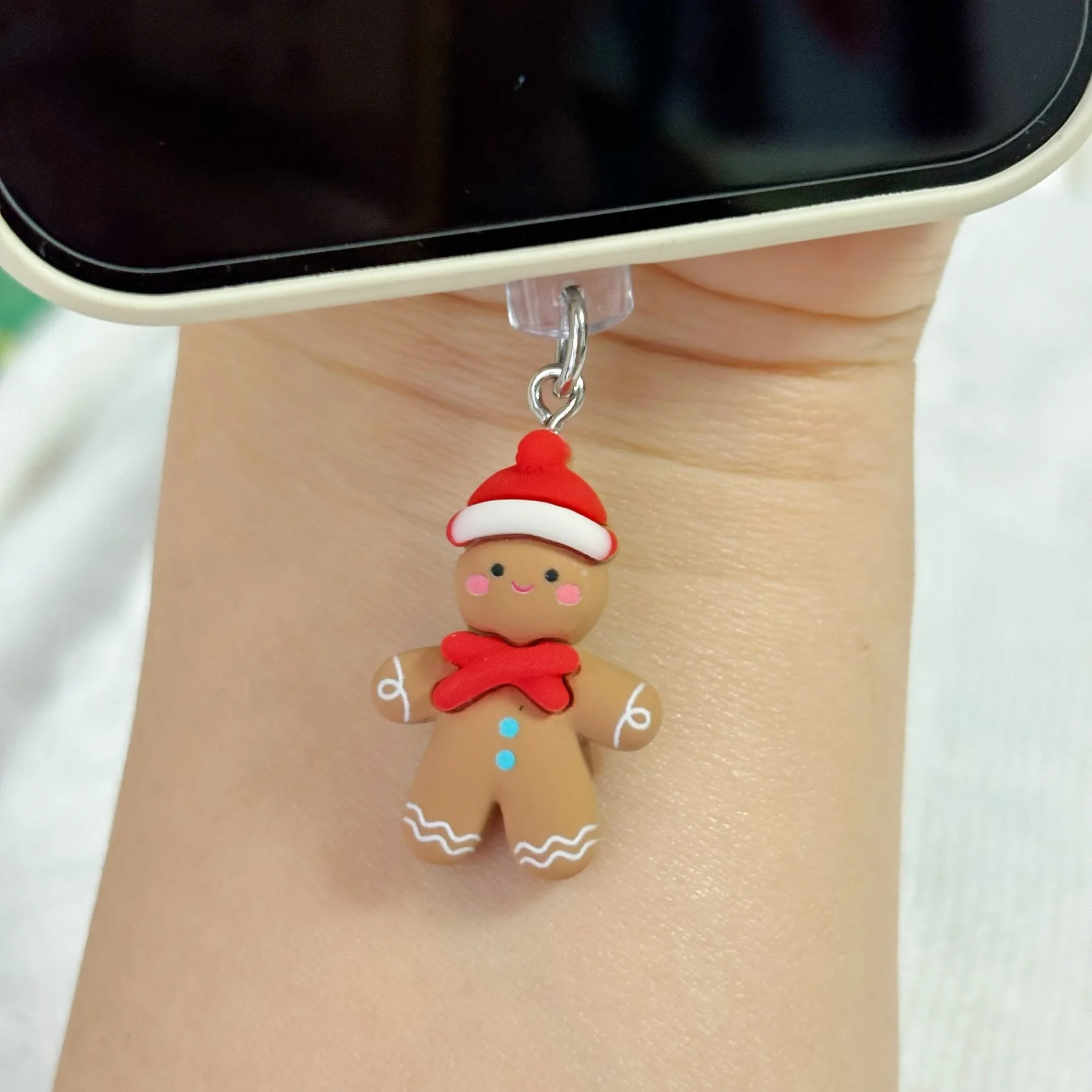 1 Piece of Christmas Gingerbread Man Dust Plug Decoration, Suitable for iPhone and Type-C Ports, Cute Holiday Phone Accessories, Holiday Gifts, and Small Daily Care Accessories Such as Mobile Phones, Computers, Headphones, Etc