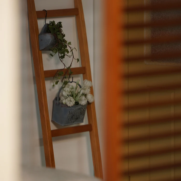 Modelo de casa de muñecas, accesorios para muebles, estante de flores de madera maciza, escalera, toallero Bjd Ob11 Gsc Blyth soldado Lol miniaturas, 1/6